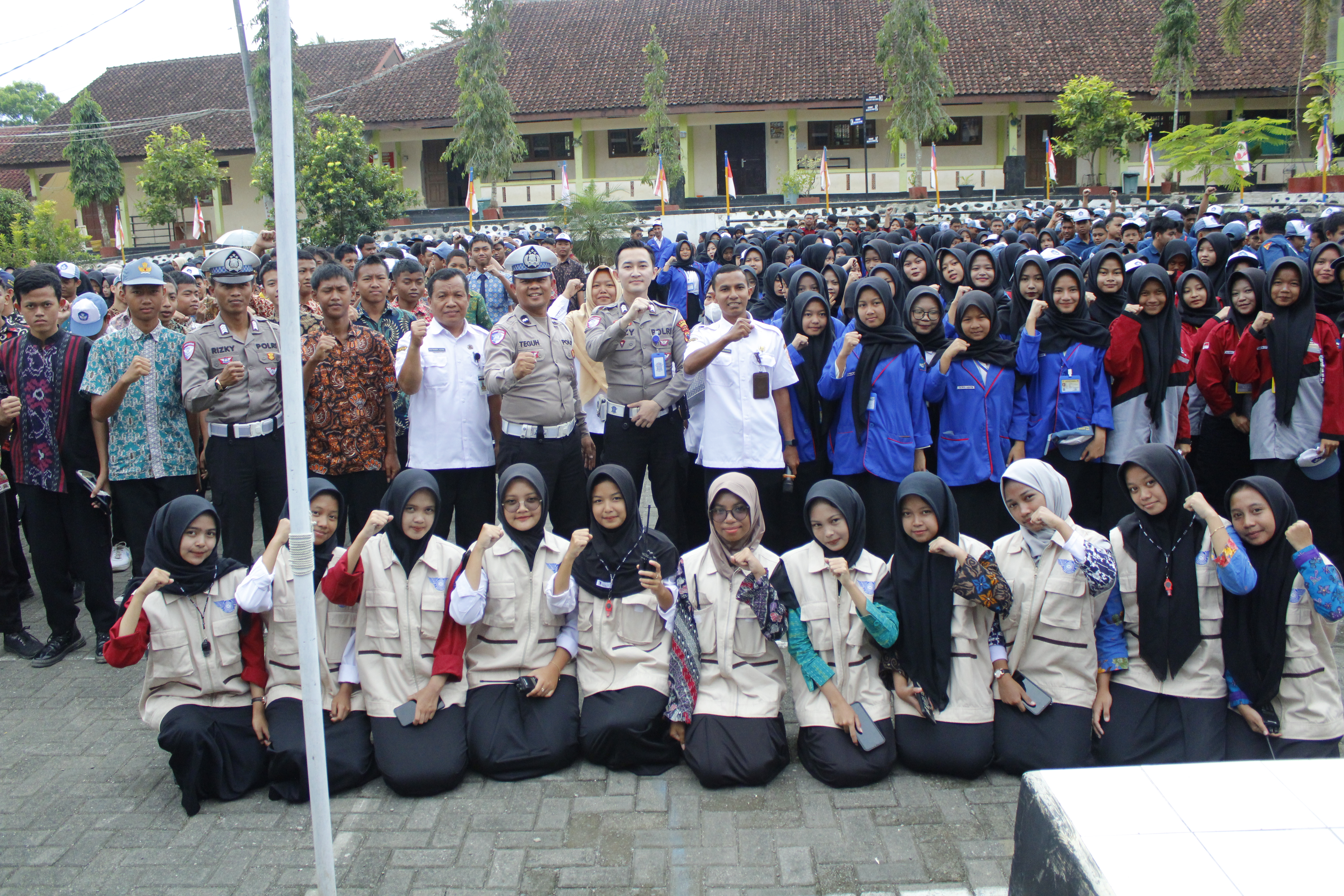 Sosialisasi Tertib Berlalu Lintas dan Safety Riding di SMK Negeri 1 Rembang