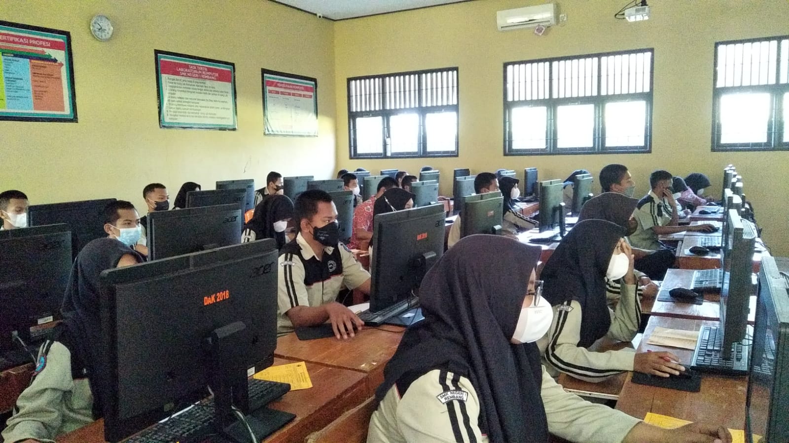 Kegiatan Membuat Surat Undangan